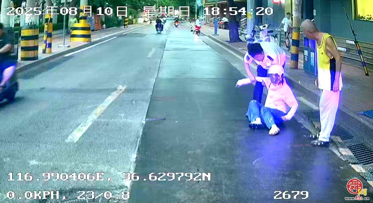 电动车主不慎摔倒，公交司机热心帮助