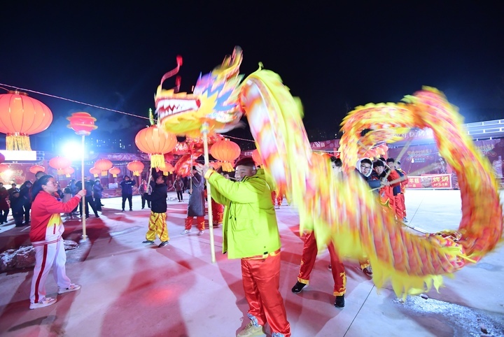 “万事兴隆”嘉年华，灯火璀璨迎新年