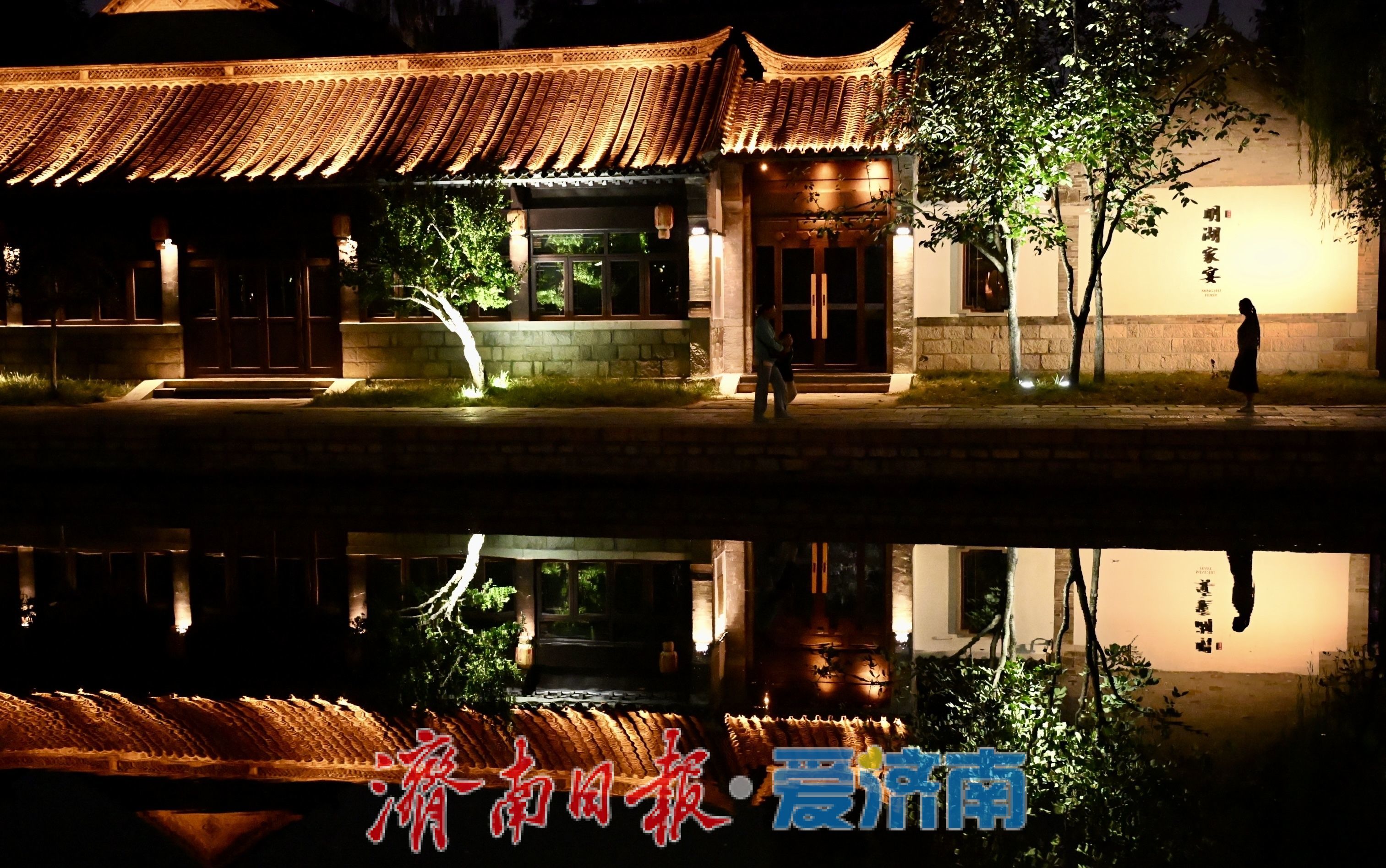 秋夜灯火映明湖 大明湖夜游热度不减