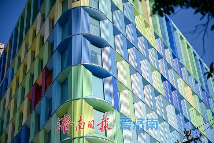 济南“彩虹艺术墙”点亮城市街角