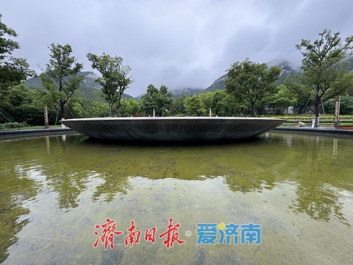 雨雾萦绕佛慧山 缥缈景致似仙境