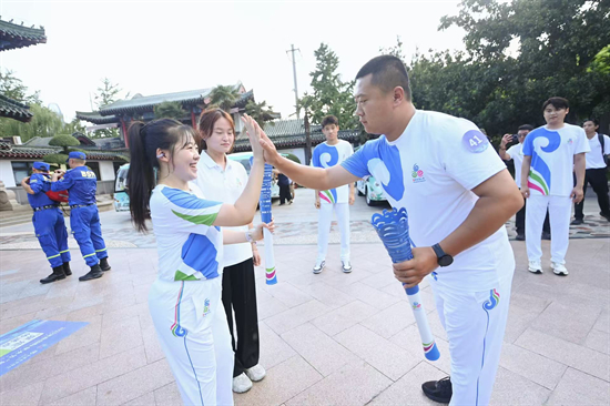 2025济南国际泉水节“泉炬”传递活动完美收官