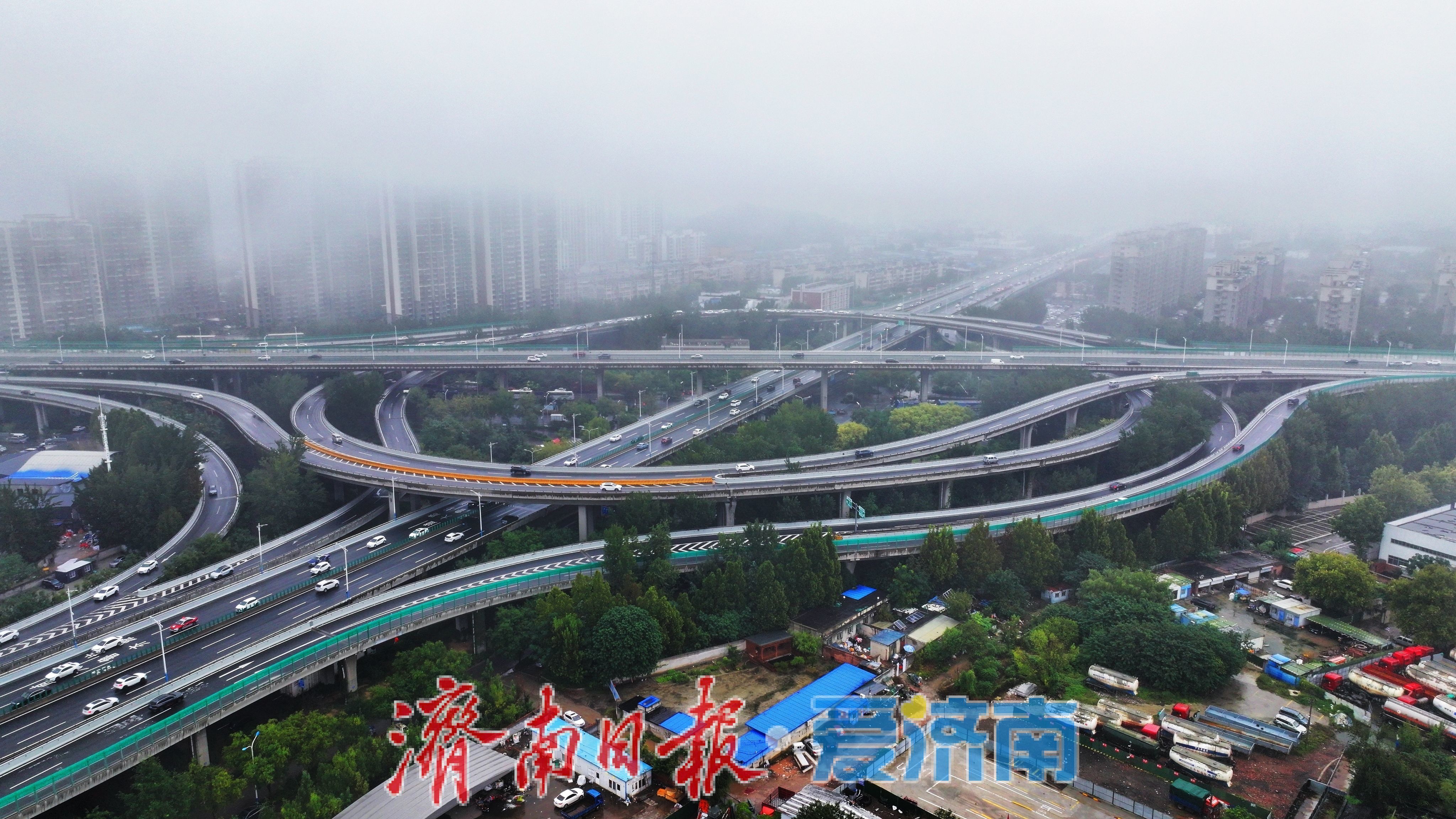节后首日上班遇雨交通繁忙 未来几日阴雨持续需注意出行安全