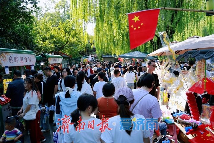 碧水垂柳伴画舫 古桥泉畔聚游人