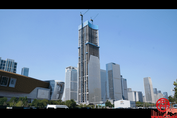 CBD中央广场项目318米主楼喜封金顶
