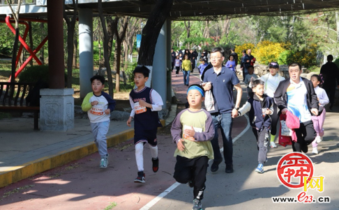 开跑！春日悦动 健康奔跑 ——燕山小学教育集团举行亲子欢乐跑活动