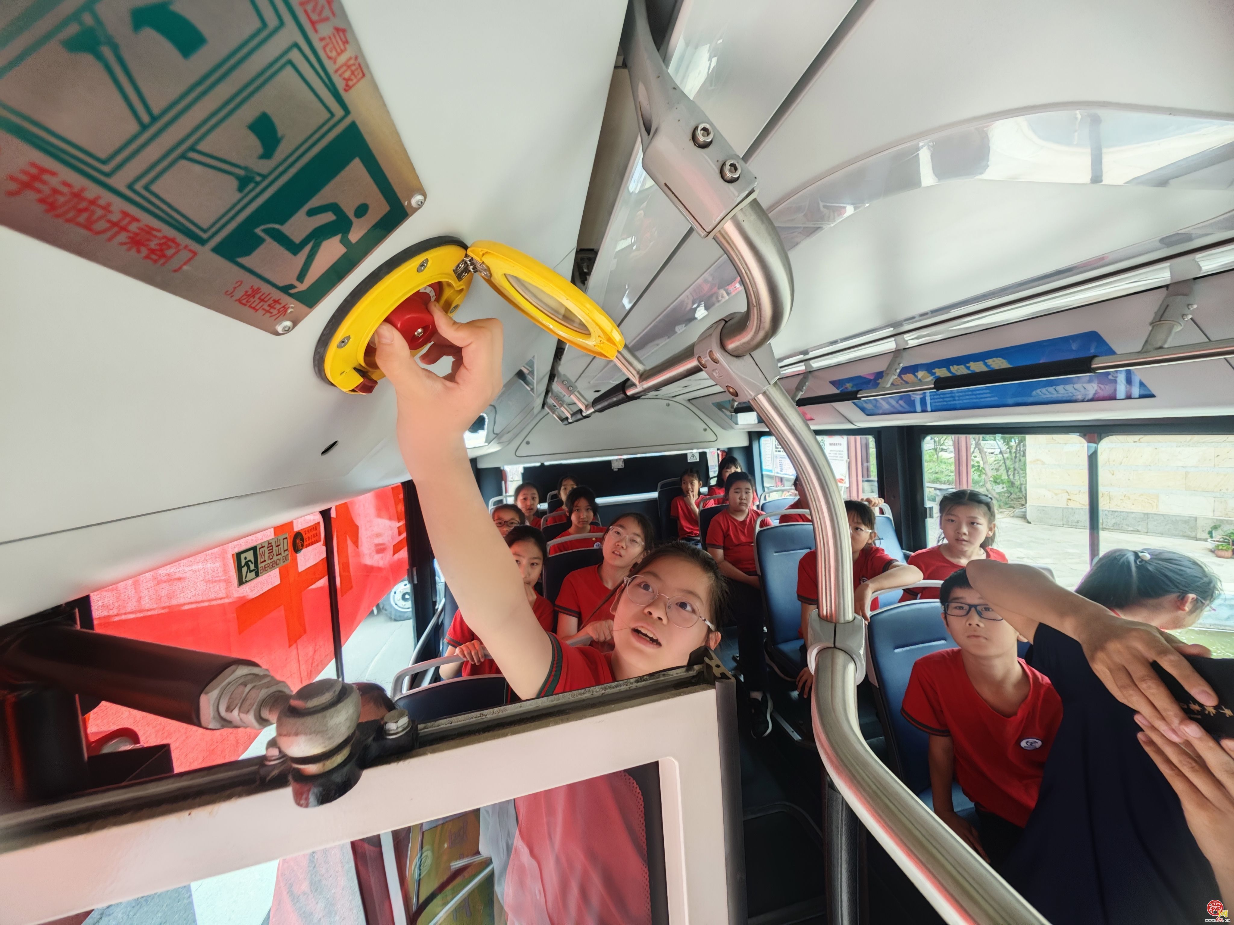 公交车进校园，共筑六一安全防线