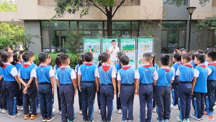 泉民植树·秋韵养护 2026年济南市全民义务植树走进唐冶中学小学部