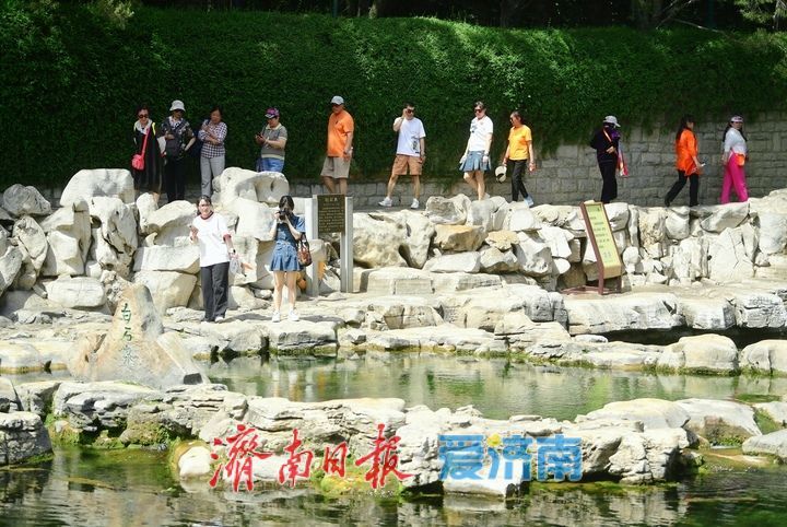 高温预警何处觅清凉，护城河畔变“天然空调房”