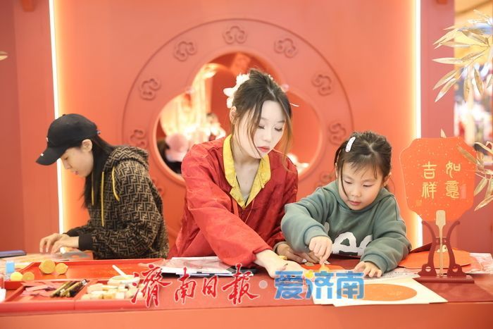 泉城年味气氛组已就位，是“蛇”候过年啦！