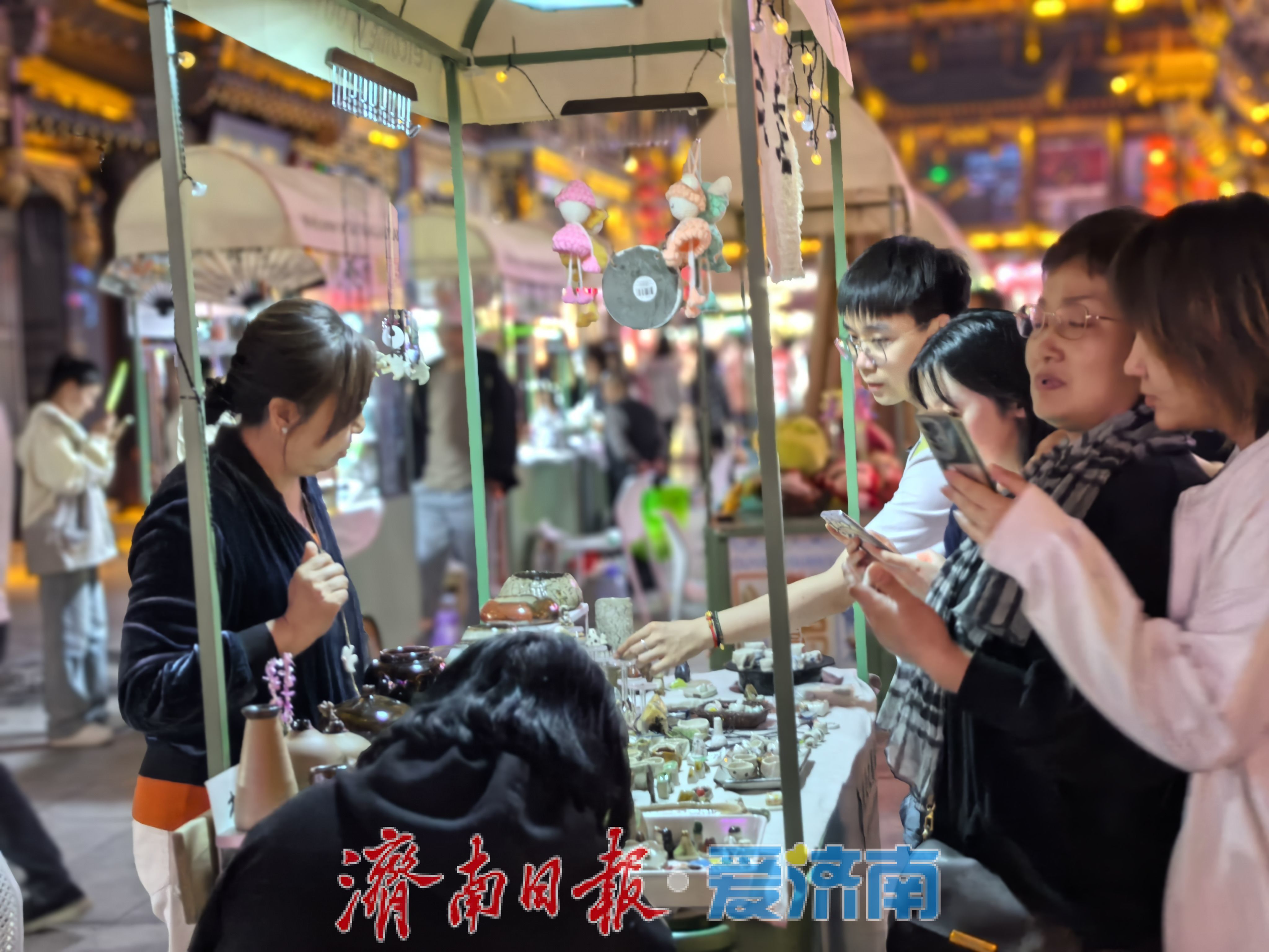 逛逛逛，买买买！ “五一”假期首日消费热力值拉满 烟火气与文化味齐飞