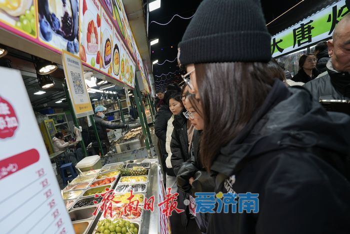 华灯初上，济南环联夜市烟火升腾人气旺