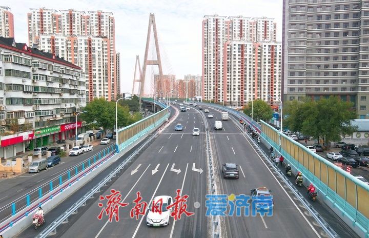 济南纬六路高架桥南引桥重新铺设沥青路面，新防撞护栏陆续安装