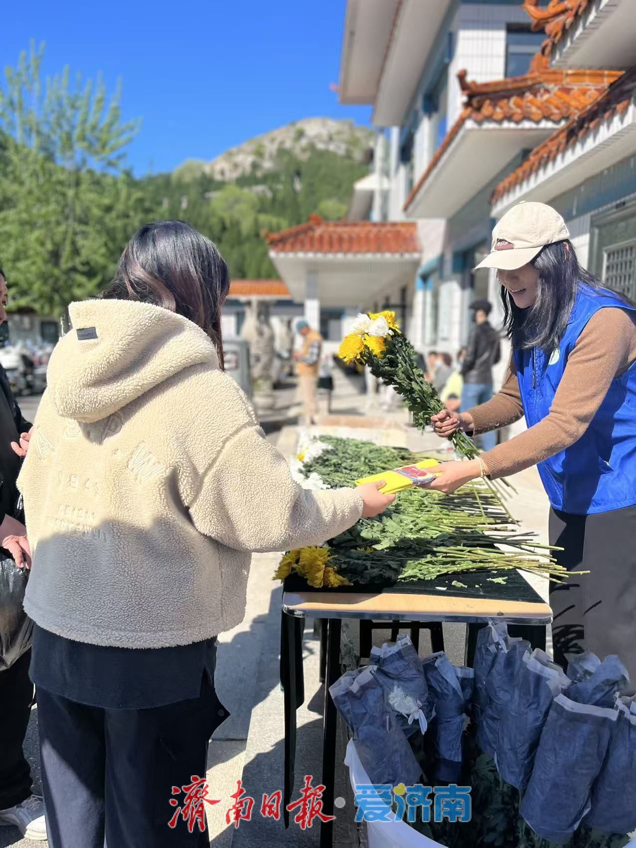 12.6万人次选择绿色祭扫 清明假期首日济南祭扫秩序井然
