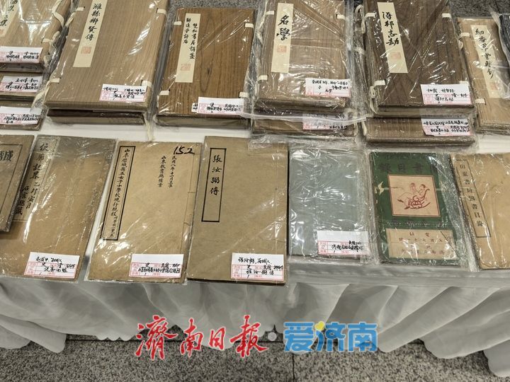 古籍旧书专题展亮相济南书市 济南历史文献展现独特文化魅力