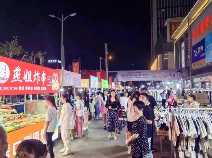 济南首个大型服装夜市泺口星愿集市迁新址焕发“新光彩”