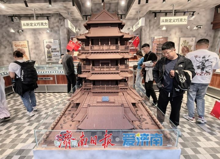 百年老建筑焕新开放，“巧克力”版超然楼引人注目