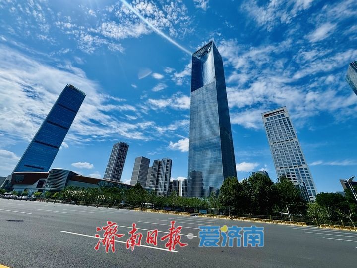 晴好天气扮靓泉城 济南CBD尽显初夏风采