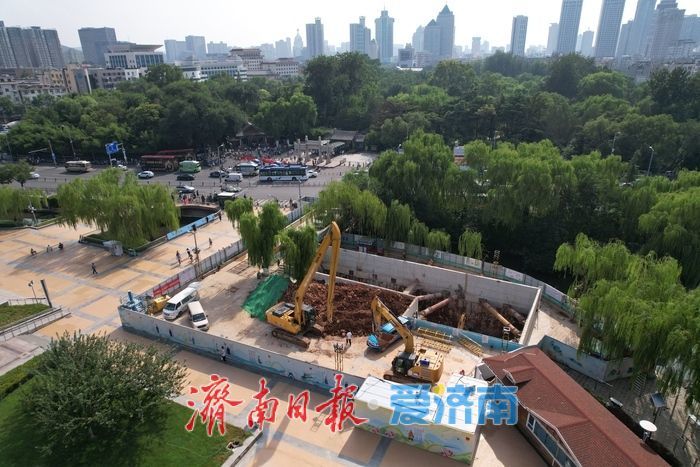 泉城广场城市智慧停车场项目施工正酣，地下通道开挖、停车场建设同步发力
