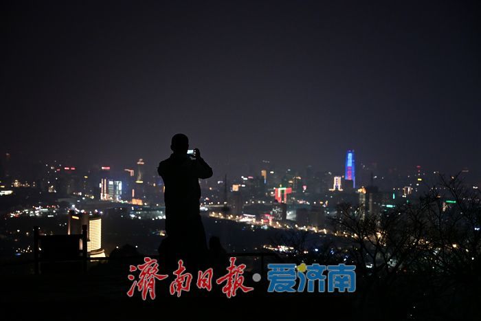 一年四季 泉在济南丨夜攀千佛山 共赏一城灯火长卷