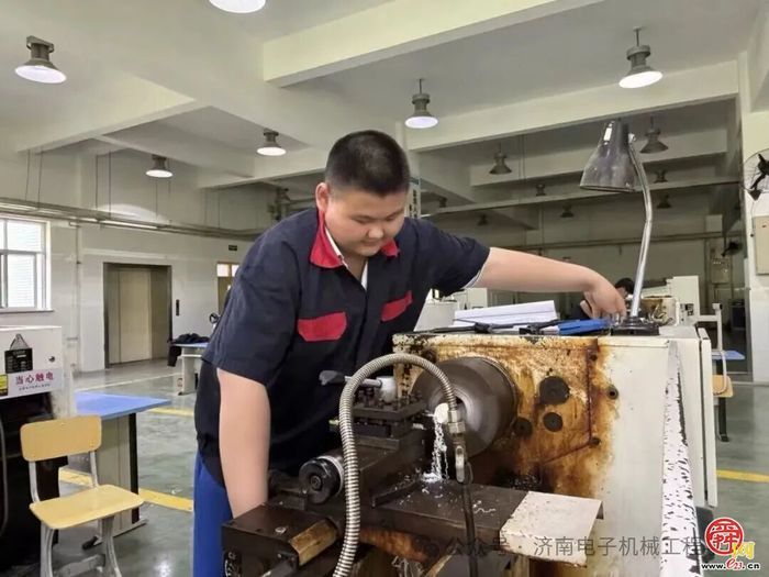 学子榜样，行有楷模 