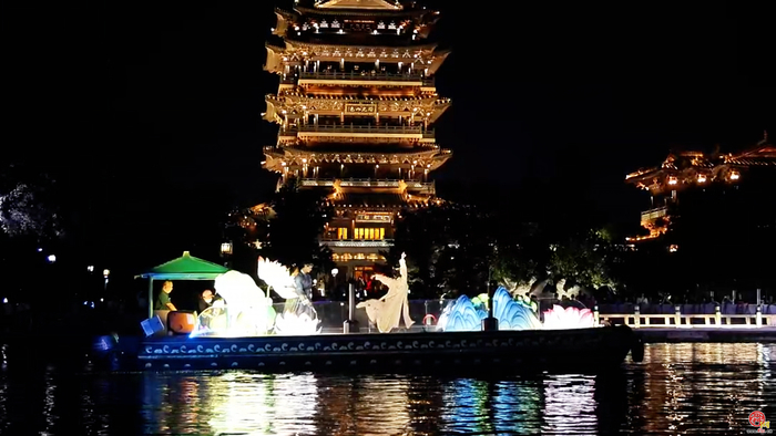 夜航大明湖 画船载梦归