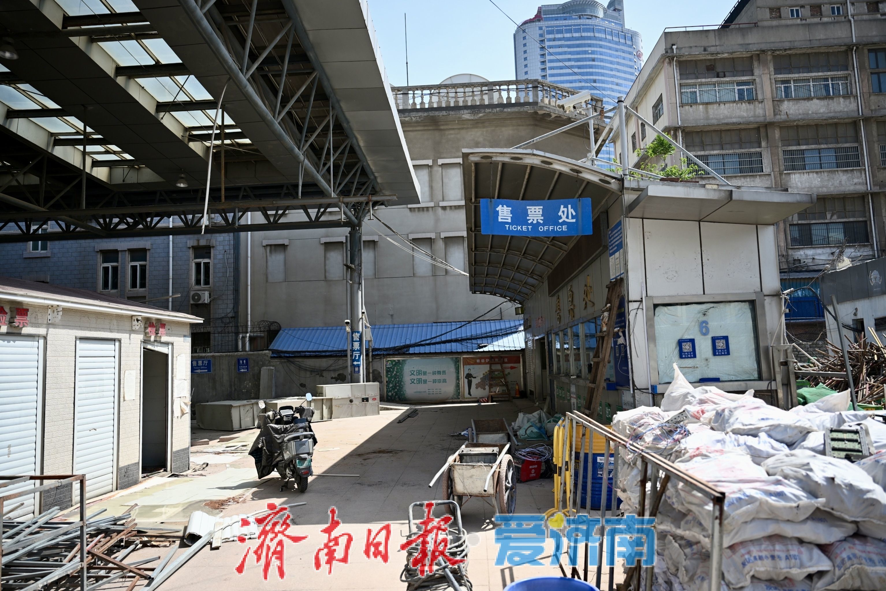 济南广场汽车站拆除施工全面展开，原发车区顶棚正在拆除