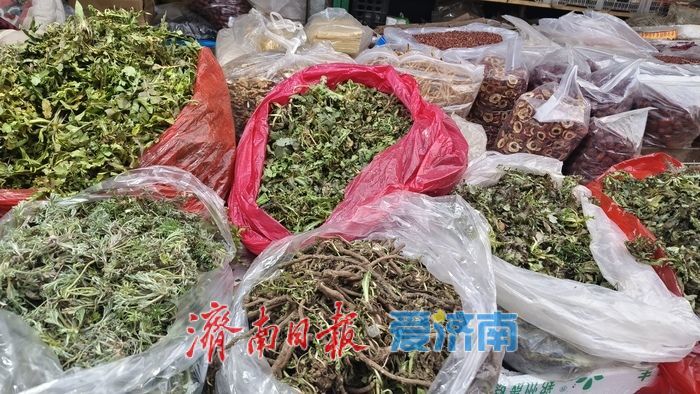 春菜大量上市 价格整体走低 市民争相品尝“春天的味道”