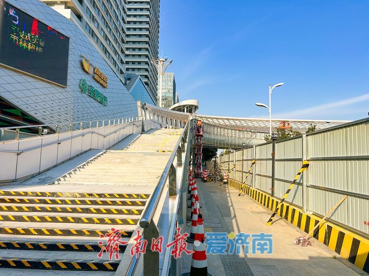 “新月飞架”初显风姿 高新万达过街天桥进入施工收尾阶段