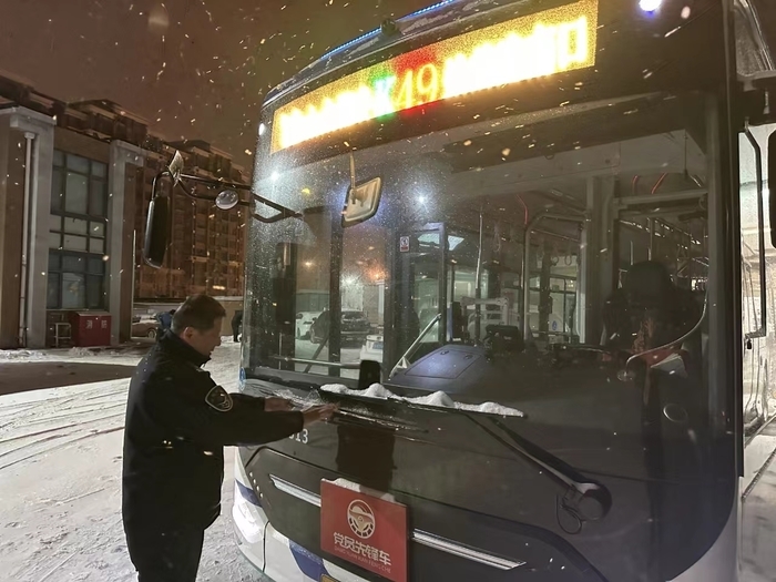 以雪为令，全市昼夜奋战扫雪除冰保畅通