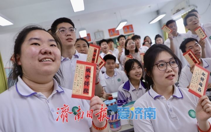 高三最后一课 合影定格青春，誓言决胜高考