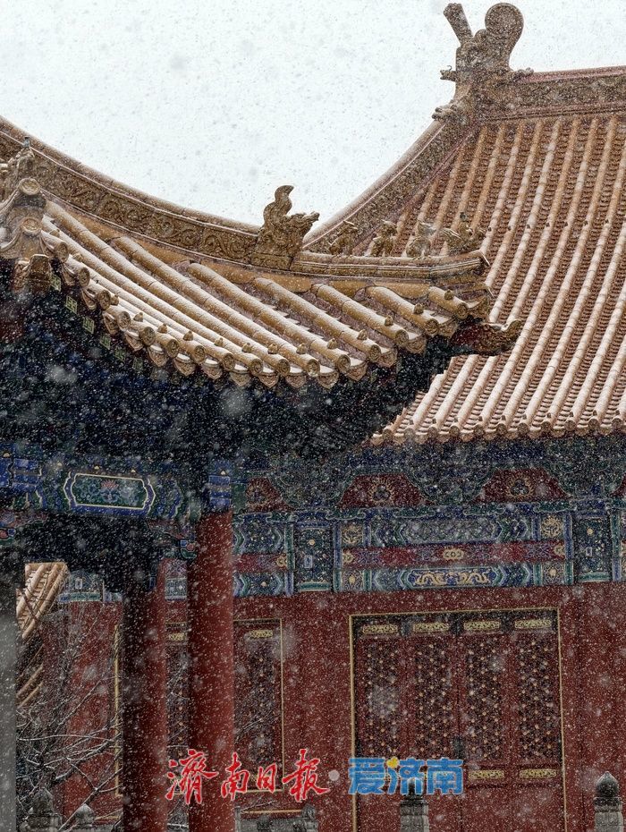 济南邂逅今冬初雪，府学文庙红墙映雪诗意浓