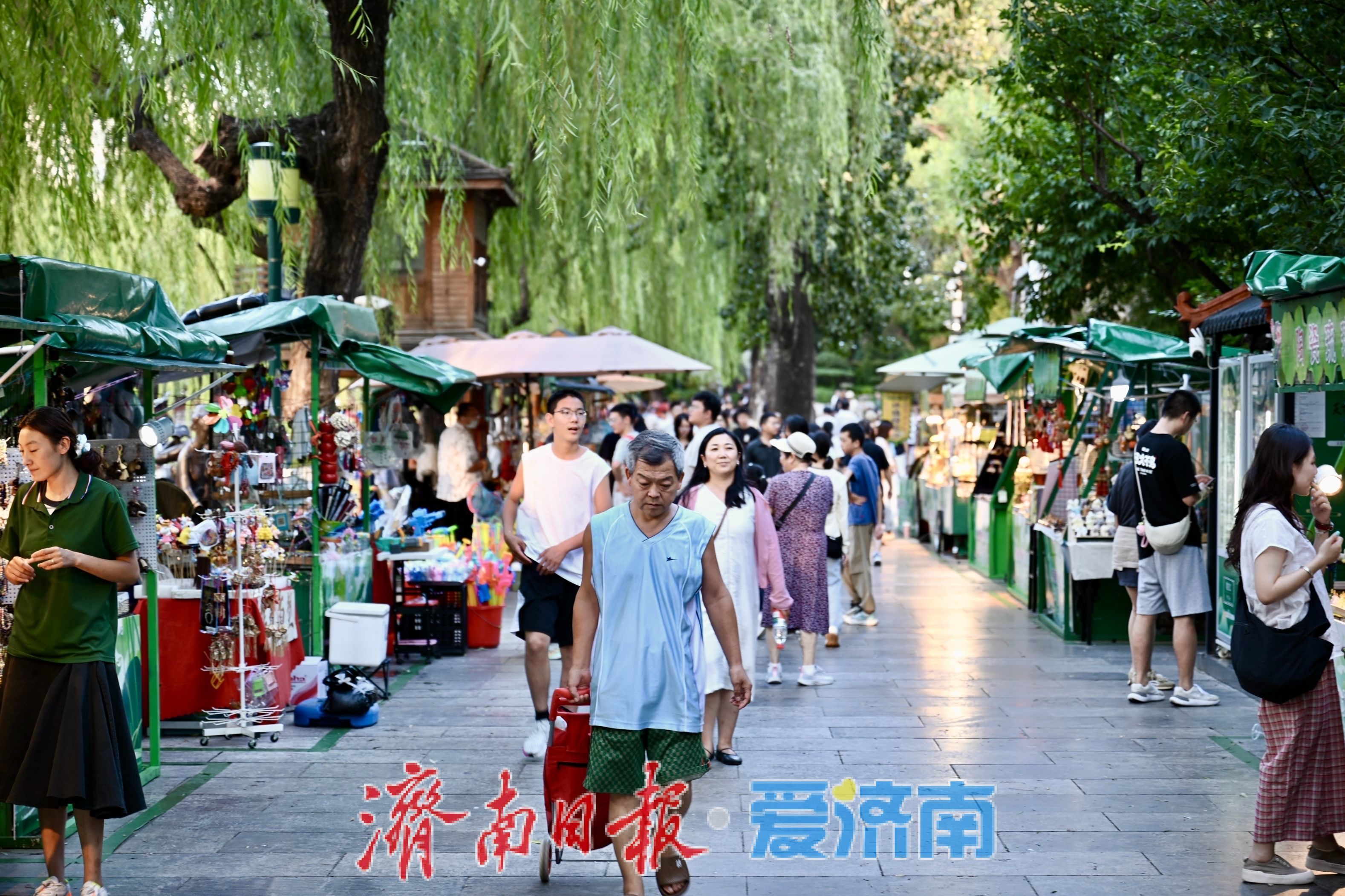 高温退场烟火升腾 济南环城公园傍晚热度回升