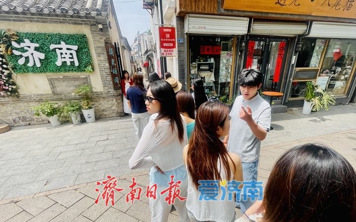 打卡热：游人如织秩序井然，古韵老街尽显文明风尚