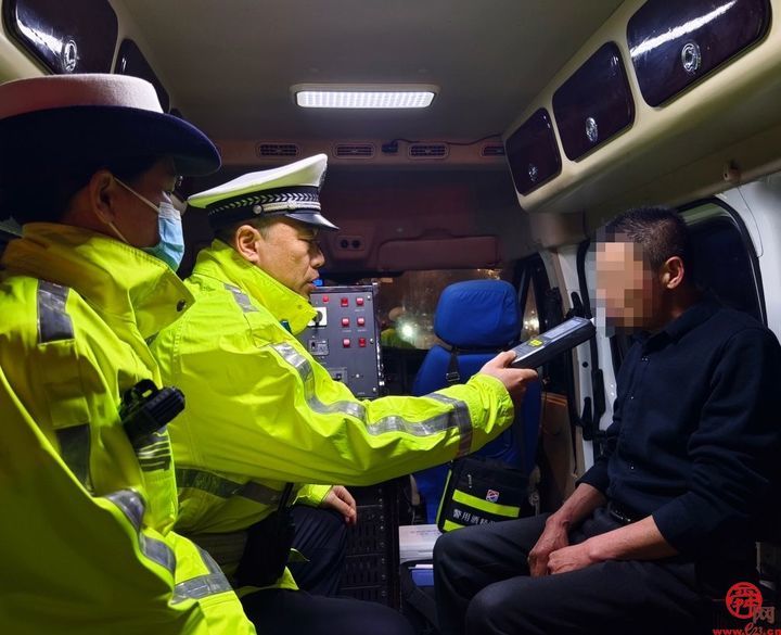 男子连着喝两顿 喝完开着新车兜风被济南交警查获