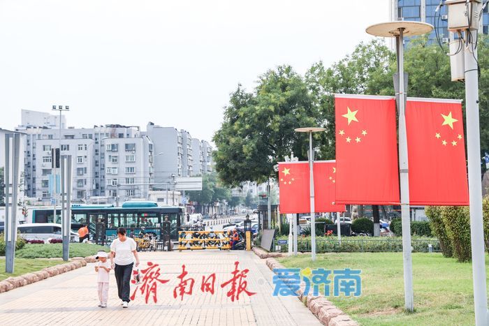 “中国红”装点泉城广场迎国庆