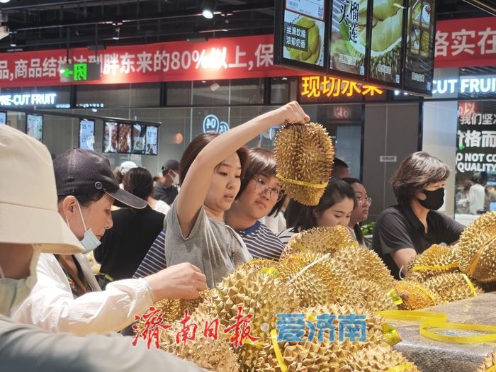 济南榴莲价格“腰斩”，“水果之王”实现“舌尖自由”？
