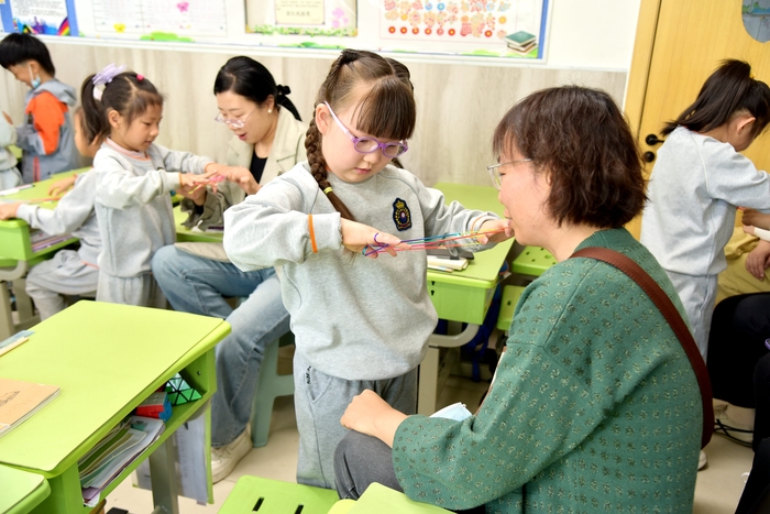 时隔30年再当“学生”，这所学校把家长请进课堂