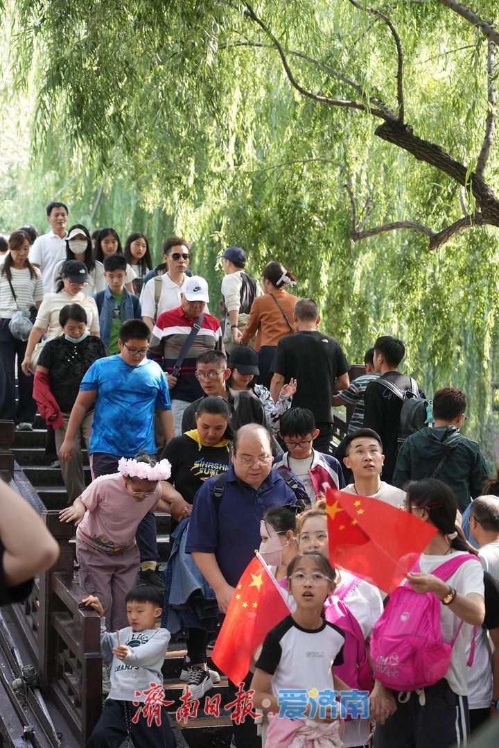 国庆假期第二日，济南护城河畔游人如织