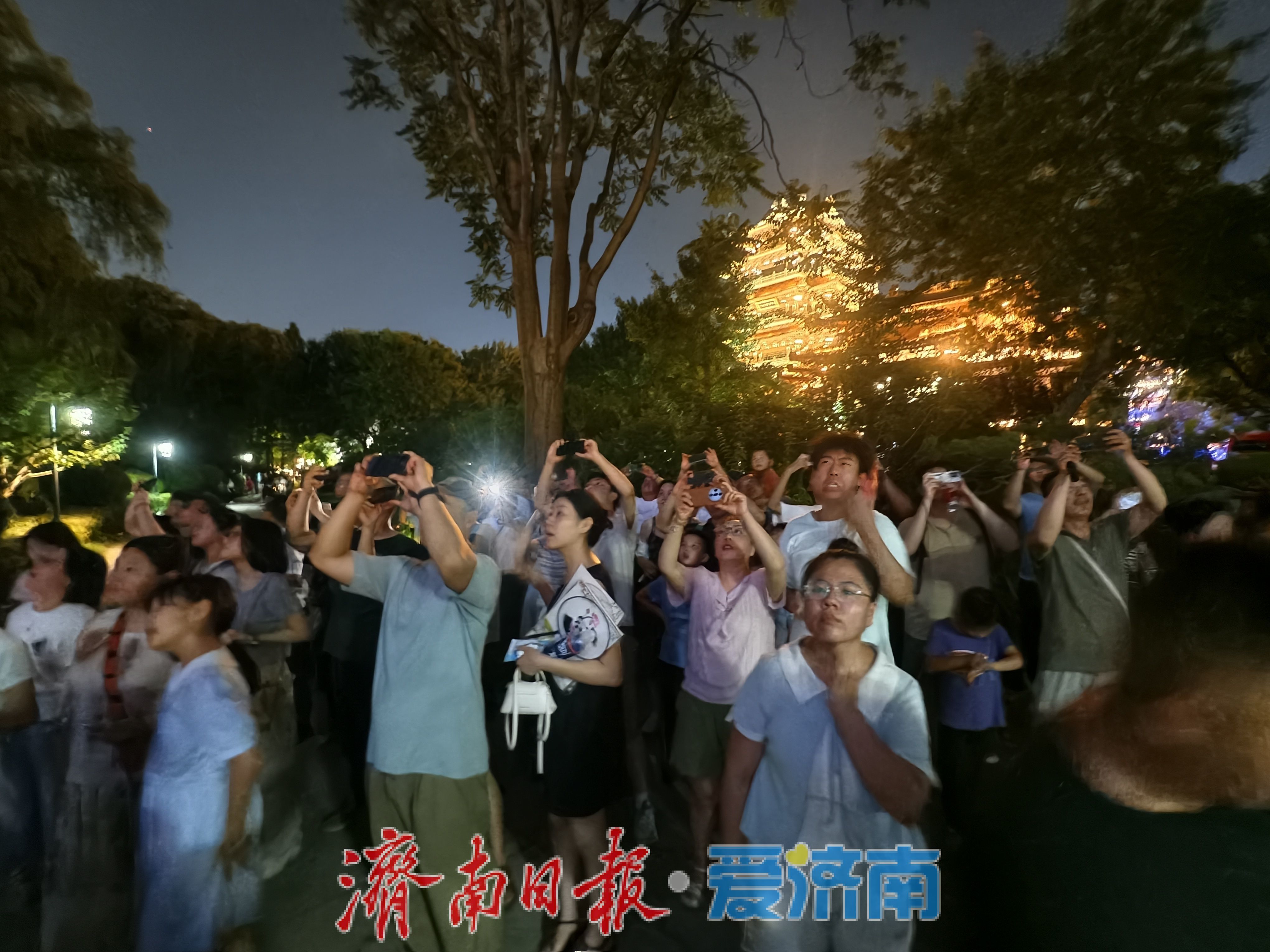 五千架无人机点亮夜空！泉水奇妙夜光影盛典绽放泉城低空魅力