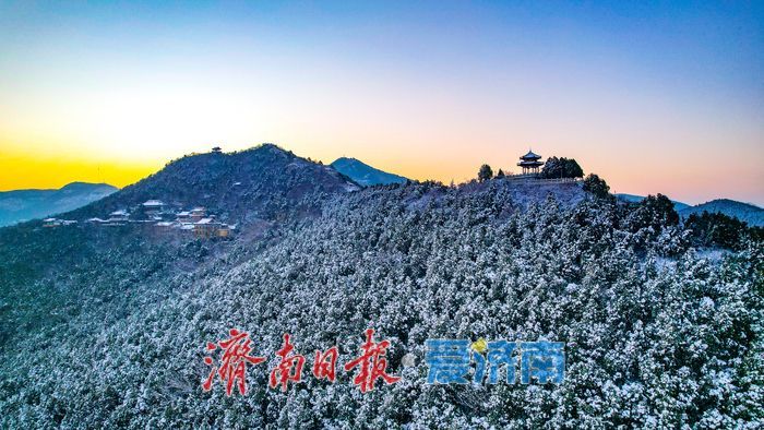 银装千佛山，日出绘金卷