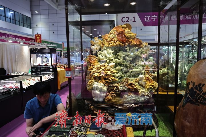 济南国际珠宝展暨工艺美术茶文化紫砂精品展开幕