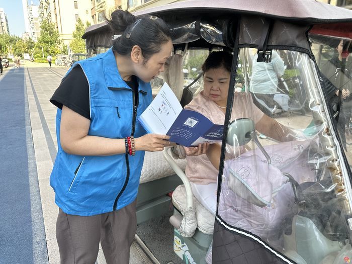 一对一教用“掌上城管”，趣味游戏学垃圾分类——市智慧城管中心深入济齐路社区