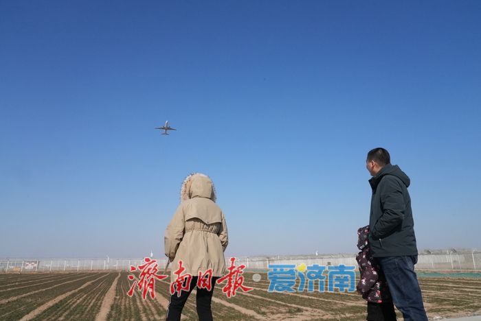 寻一个最美角度与飞机同框，市民“追机”热情高涨