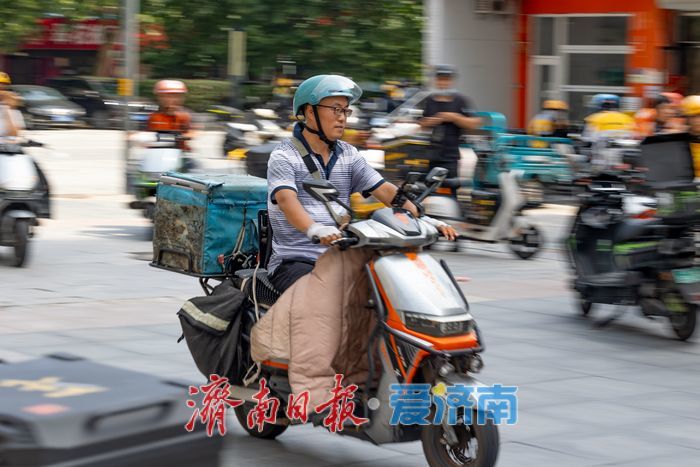 正午十点的民康里：高温炙烤下，步行街里的 “骑手港湾”