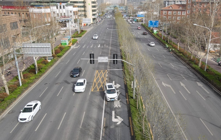 济南市启用首条内嵌式左转车道 经七纬十二路口左转车辆通行能力大幅提升
