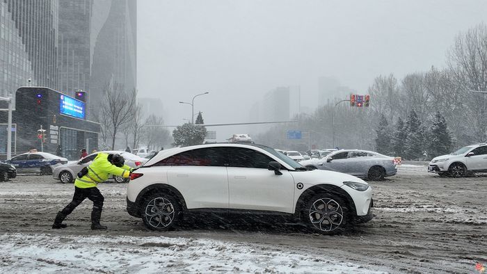 济南交警全力做好雨雪天气应急处置工作 确保市民出行安全