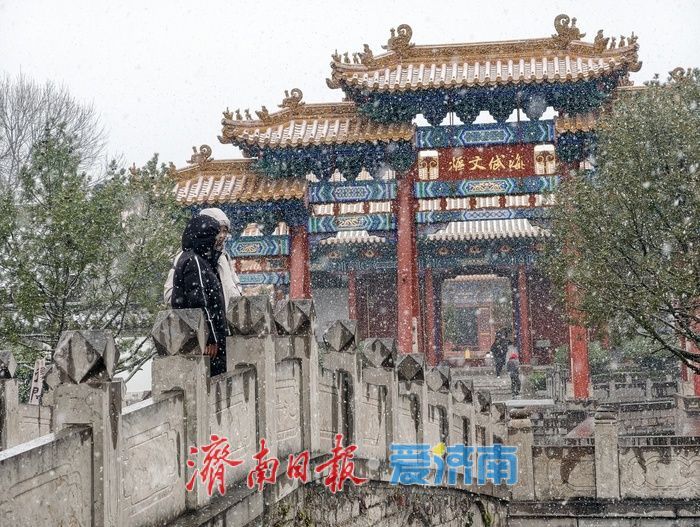 济南邂逅今冬初雪，府学文庙红墙映雪诗意浓