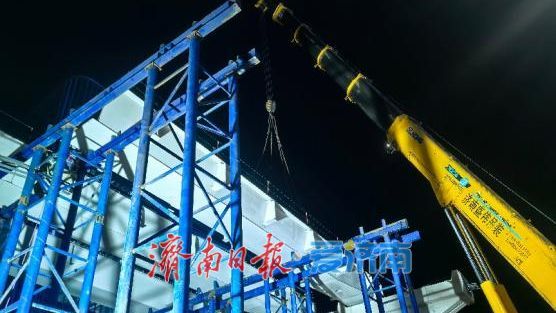 “长龙”初成！济南凤凰黄河大桥南延工程跨经十路钢箱梁顺利架设