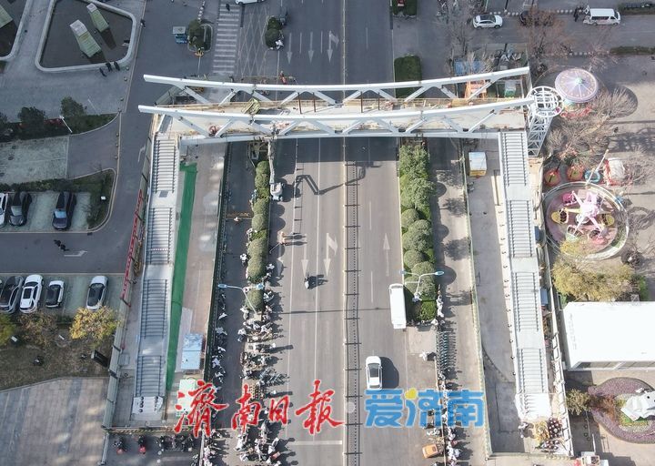 项目强省会｜破“堵”发力，济南西客站片区商圈“空中安全通道”吊装就位